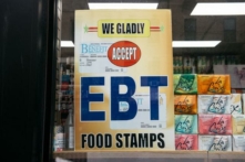 Một tấm biển thông báo đến khách hàng về lợi ích phiếu thực phẩm SNAP tại một cửa hàng bách hóa Brooklyn ở New York hôm 05/12/2019. (Ảnh: Scott Heins/Getty Images)