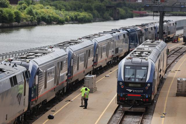 Nhân viên phục vụ các chuyến tàu tại Bãi Xe hơi Amtrak phía nam Loop ở Chicago, Illinois, hôm 13/09/2022. (Ảnh: Scott Olson/Getty Images)