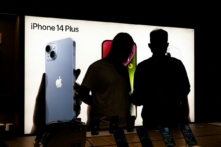 Khách hàng xem iPhone 14 mới tại một cửa hàng Apple ở Vũ Hán, tỉnh Hồ Bắc, Trung Quốc, vào ngày 16/09/2022. (Ảnh: Getty Images)