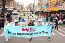 Các học viên Pháp Luân Công đi bộ trong một cuộc diễn hành để nêu bật cuộc đàn áp đức tin của chính quyền Trung Quốc, ở Brooklyn, New York, hôm 26/02/2023. (Ảnh: Larry Dye/The Epoch Times)