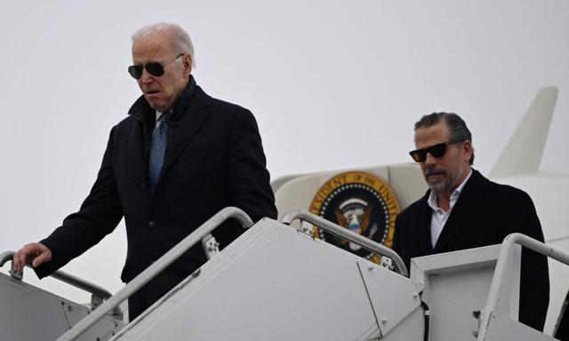 Tổng thống Joe Biden cùng con trai Hunter Biden đến Căn cứ Lực lượng Phòng không Quốc gia Hancock Field ở Syracuse, New York, hôm 04/02/2023. (Ảnh: Andrew Caballero-Reynolds/AFP qua Getty Images)