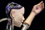 Một người máy AI có tên “Alter 3: Offloaded Agency” được chụp trong một buổi chụp hình để quảng bá cho triển lãm mang tên “AI: Hơn cả con người” tại Trung tâm Barbican ở London vào ngày 15/05/2019. (Ảnh: Ben Stansall/AFP qua Getty Images )