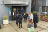 Mọi người xếp hàng bên ngoài trụ sở ngân hàng Silicon Valley Bank (SVB) đã đóng cửa ở Santa Clara, California, hôm 10/03/2023. (Ảnh: Justin Sullivan/Getty Images)