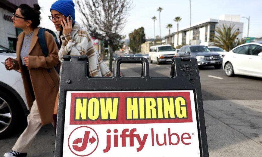Một tấm biển ‘Cần tuyển dụng’ bên ngoài một cơ sở kinh doanh của Jiffy Lube ở Los Angeles, California, hôm 02/02/2023. (Ảnh: Mario Tama/Getty Images)