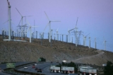 Tuabin gió lớn gần xa lộ liên bang 10 được cung cấp năng lượng bằng những cơn gió mạnh thổi liên tục ở Palm Springs, California, hôm 13/05/2008. (Ảnh: David McNew/Getty)