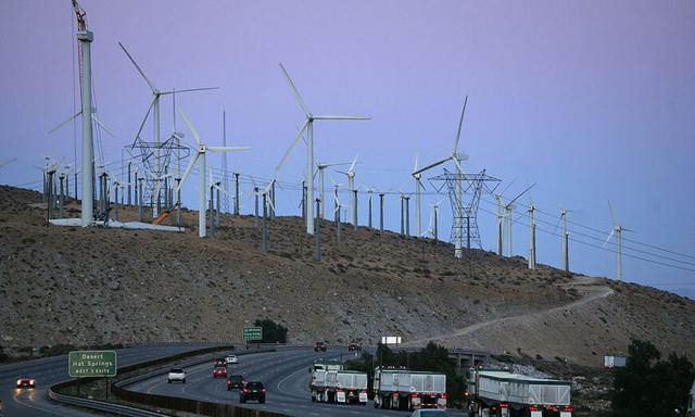 Tuabin gió lớn gần xa lộ liên bang 10 được cung cấp năng lượng bằng những cơn gió mạnh thổi liên tục ở Palm Springs, California, hôm 13/05/2008. (Ảnh: David McNew/Getty)