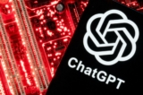 Một chiếc điện thoại thông minh có biểu tượng ChatGPT được đặt trên bo mạch chủ trong hình minh họa này được chụp vào ngày 23/02/2023. (Ảnh: Dado Ruvic/Reuters)