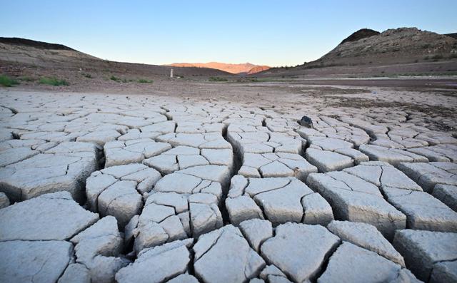 Lòng Hồ Mead khô nứt do hạn hán ở thành phố Boulder, Nevada, vào ngày 15/09/2022. (Ảnh: Frederic J. Brown/AFP qua Getty Images)