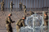 Các binh sĩ Vệ binh Quốc gia Texas đang giăng hàng rào kẽm gai gần bức tường biên giới Hoa Kỳ-Mexico ở El Paso, Texas, hôm 10/05/2023. (Ảnh: John Moore/Getty Images)