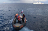 Nhân viên của tàu thuộc Lực lượng Tuần duyên Philippines BRP Malabrigo trên chiếc thuyền bơm hơi thân cứng của họ chuẩn bị tiến hành một cuộc khảo sát ở vùng biển của bãi Cỏ Mây (bãi Second Thomas) thuộc Quần đảo Trường Sa ở Biển Đông đang tranh chấp hôm 23/04/2023. (Ảnh: Red Ajibe/AFP qua Getty Images)