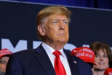 Cựu Tổng thống và là ứng cử viên tổng thống thuộc Đảng Cộng Hòa Donald Trump tham dự một sự kiện tranh cử ở Manchester, New Hampshire, hôm 27/04/2023. (Ảnh: Brian Snyder/Reuters)