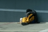 Một người vô gia cư ở San Francisco hôm 23/02/2023. (Ảnh: John Fredricks/The Epoch Times)