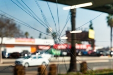Một ô cửa sổ vỡ ở Anaheim, California, vào ngày 11/02/2021. (Ảnh: John Fredricks/The Epoch Times)