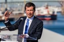 Bộ trưởng Giao thông vận tải Hoa Kỳ Pete Buttigieg trò chuyện với các phóng viên ở Long Beach, California, hôm 11/01/2022. (Ảnh: John Fredricks/The Epoch Times)