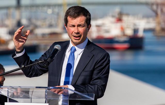 Bộ trưởng Giao thông vận tải Hoa Kỳ Pete Buttigieg trò chuyện với các phóng viên ở Long Beach, California, hôm 11/01/2022. (Ảnh: John Fredricks/The Epoch Times)