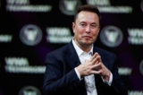 Ông Elon Musk, Tổng Giám đốc của SpaceX và Tesla ra hiệu khi tham dự một hội nghị tại trung tâm triển lãm Porte de Versailles ở Paris, Pháp, hôm 16/06/2023. (Ảnh: Gonzalo Fuentes/Reuters)
