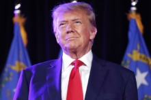 Cựu tổng thống kiêm ứng cử viên tổng thống của Đảng Cộng Hòa Donald Trump chuẩn bị cho buổi nói chuyện tại Las Vegas hôm 07/08/2023. (Ảnh: Mario Tama/Getty Images)