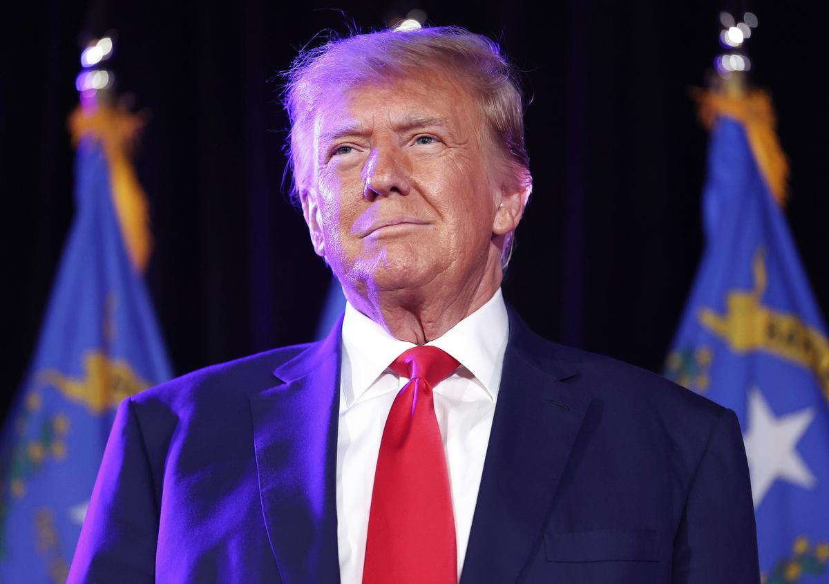 Cựu tổng thống kiêm ứng cử viên tổng thống của Đảng Cộng Hòa Donald Trump chuẩn bị cho buổi nói chuyện tại Las Vegas hôm 07/08/2023. (Ảnh: Mario Tama/Getty Images)