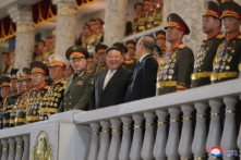 Lãnh đạo Bắc Hàn Kim Jong Un, Ủy viên Bộ Chính trị Đảng Cộng sản Trung Quốc Lý Hồng Trung (Li Hongzhong), và Bộ trưởng Quốc phòng Nga Sergei Shoigu tham dự cuộc duyệt binh kỷ niệm 70 năm ký hiệp định đình chiến trong Chiến tranh Triều Tiên ở Bình Nhưỡng, Bắc Hàn, hôm 27/07/2023. (Ảnh: KCNA qua Reuters)