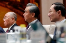 Ngoại trưởng Trung Quốc Vương Nghị (giữa) tham dự một cuộc họp với Đặc phái viên Khí hậu của Hoa Kỳ John Kerry tại Đại lễ đường Nhân dân ở Bắc Kinh hôm 18/07/2023. (Ảnh: Florence Lo/Pool/AFP qua Getty Images)
