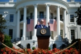Tổng thống Hoa Kỳ Joe Biden nói trước khi ký Đạo luật CHIPS và Khoa học năm 2022 trong một buổi lễ ở Bãi cỏ phía Nam của Toà Bạch Ốc hôm 09/08/2022. Trọng tâm của đạo luật này là khoản tài trợ 52 tỷ USD nhằm thúc đẩy sản xuất vi mạch bán dẫn của Hoa Kỳ và tiếp tục nghiên cứu khoa học trong lĩnh vực này để cạnh tranh tốt hơn với Trung Quốc, quốc gia ngày càng chiếm ưu thế trong lĩnh vực này. (Ảnh: Chip Somodevilla/Getty Images)