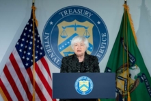 Bộ trưởng Ngân khố Janet Yellen nhận xét về Đạo luật Giảm Lạm Phát sau khi đến thăm địa điểm thực hiện sáng kiến ​​mới về giải quyết hồ sơ không cần giấy tờ ở McLean, Virginia, hôm 02/08/2023. (Ảnh: Stefani Reynolds/AFP qua Getty Images)