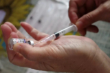 Một nhân viên y tế chuẩn bị vaccine ngừa COVID-19 trong một bức ảnh tài liệu. (Ảnh: Bay Ismoyo/AFP qua Getty Images)