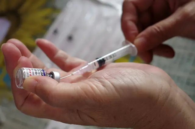 Một nhân viên y tế chuẩn bị vaccine ngừa COVID-19 trong một bức ảnh tài liệu. (Ảnh: Bay Ismoyo/AFP qua Getty Images)