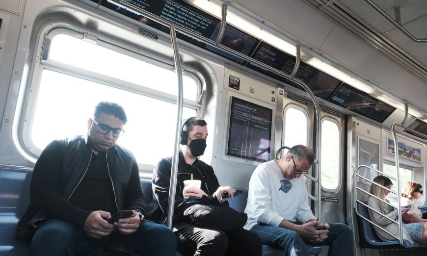 Một số người dân vẫn đeo khẩu trang khi đi tàu điện ngầm ở Brooklyn, thành phố New York, hôm 11/05/2023. (Ảnh: Spencer Platt/Getty Images)