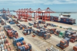 Cần cẩu và container vận chuyển tại cảng Liên Vân Cảng ở tỉnh Giang Tô phía đông Trung Quốc hôm 16/07/2023. (Ảnh: STR/AFP qua Getty Images)