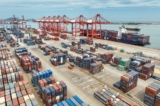 Cần cẩu và container vận chuyển tại Liên Vân Cảng thuộc tỉnh Giang Tô, miền đông Trung Quốc hôm 16/07/2023 (Ảnh: STR/AFP qua Getty Images)