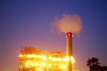 Nhà máy điện Huntington Beach của Tập đoàn AES sản xuất năng lượng cho miền nam California ở Newport Beach, California, vào ngày 09/05/2002. (Ảnh: David McNew/Getty Images)