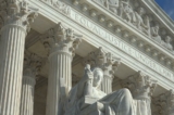 Dòng chữ khắc “Công lý Bình đẳng theo Pháp luật” phía trên lối vào tòa nhà Tối cao Pháp viện Hoa Kỳ ở Hoa Thịnh Đốn, vào ngày 03/10/2016. (Ảnh: Bob Korn/Shutterstock)