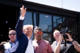Cựu Tổng thống Donald Trump tung nón trước đám đông tại Hội chợ Tiểu bang Iowa ở Des Moines, Iowa, hôm 12/08/2023. (Ảnh: Madalina Vasiliu/The Epoch Times)