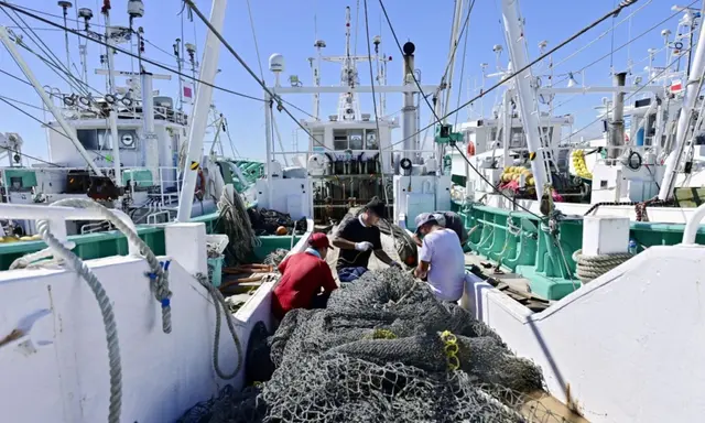 Ngư dân lên tàu đánh cá chuẩn bị cho hoạt động đánh bắt cá tại cảng cá Matsukawaura ở Soma, gần nhà máy điện hạt nhân Fukushima Daiichi bị sóng thần làm tê liệt, Nhật Bản, hôm 22/08/2023. (Ảnh: Kyodo qua Reuters)