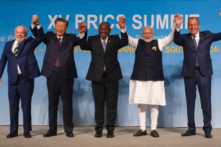 Tổng thống Brazil Luiz Inacio Lula da Silva (trái), lãnh đạo Trung Quốc Tập Cận Bình (thứ 2 từ trái sang), Tổng thống Nam Phi Cyril Ramaphosa (giữa), Thủ tướng Ấn Độ Narendra Modi (thứ 2 từ phải sang) và Ngoại trưởng Nga Sergei Lavrov (phải) giơ tay chào mừng khi họ tạo hình chụp ảnh nhóm tại Hội nghị thượng đỉnh BRICS ở Johannesburg vào ngày 23/08/2023. (Ảnh: Alet Pretorious/AFP qua Getty Images)