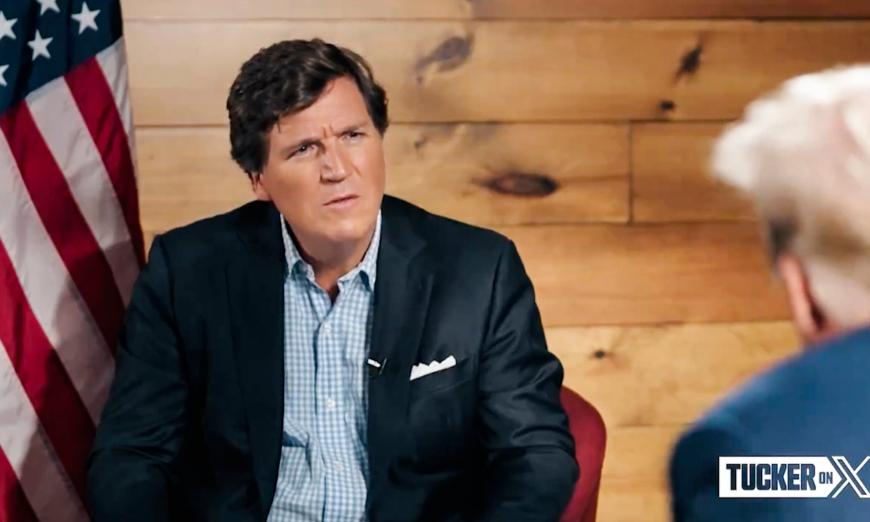 Ông Tucker Carlson nói chuyện với cựu tổng thống Donald Trump trong một cuộc phỏng vấn được thhu hình trước được phát hình vào đêm tranh luận hôm 23/08/2023. (Ảnh: Tucker Carlson/X)