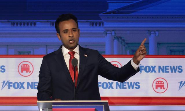 Ứng cử viên tổng thống của Đảng Cộng Hòa Vivek Ramaswamy tham gia cuộc tranh luận đầu tiên của mùa bầu cử sơ bộ của Đảng Cộng Hòa do FOX News tổ chức tại Diễn đàn Fiserv ở Milwaukee, hôm 23/08/2023. (Ảnh: Win McNamee/Getty Images)