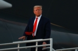 Cựu Tổng thống Donald Trump lên chiếc phi cơ riêng của mình, còn gọi là Trump Force One, khi ông rời Phi trường Quốc tế Atlanta Hartsfield-Jackson sau khi trình diện tại nhà tù quận Fulton ở Atlanta, Georgia, hôm 24/08/2023. (Ảnh: Joe Raedle/Getty Images)