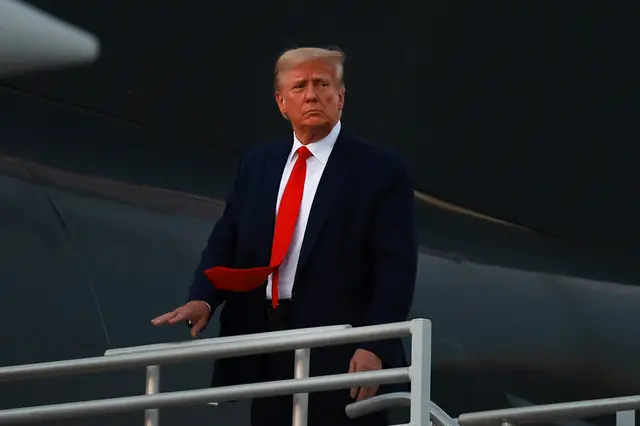 Cựu Tổng thống Donald Trump lên phi cơ riêng, còn được gọi là Trump Force One, khi ông rời Phi trường Quốc tế Atlanta Hartsfield-Jackson sau khi thực hiện thủ tục ghi danh lý lịch tư pháp tại nhà tù Quận Fulton ở Atlanta, hôm 24/08/2023. (Ảnh: Joe Raedle/Getty Images)