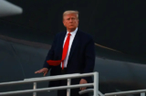 Cựu Tổng thống (TT) Donald Trump lên chiếc phi cơ riêng của mình, còn được gọi là Trump Force One, khi ông rời phi trường quốc tế Atlanta Hartsfield-Jackson sau khi trình diện tại nhà tù Quận Fulton ở Atlanta, Georgia, hôm 24/08/2023. (Ảnh: Joe Raedle/Getty Images)