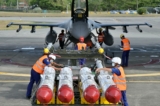 Các binh sĩ của Lực lượng Không quân chuẩn bị nạp hỏa tiễn chống hạm Harpoon AGM-84 do Hoa Kỳ sản xuất vào tiêm kích cơ F-16V trong một cuộc tập trận tại căn cứ Không quân Hoa Liên, ở huyện Hoa Liên, Đài Loan, vào ngày 17/08/2022. (Ảnh: Sam Yeh/ AFP qua Getty Images)