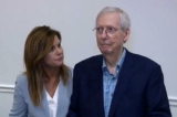 Thượng nghị sĩ hàng đầu của Đảng Cộng Hòa tại Thượng viện Hoa Kỳ Mitch McConnell dường như đứng bất động trong hơn 30 giây khi xuất hiện trước công chúng trước khi ông được đỡ đi chỗ khác, đánh dấu lần thứ hai ông bị như vậy chỉ trong vòng hơn một tháng, sau một sự kiện với Phòng Thương mại Miền bắc Kentucky ở Covington, Kentucky, hôm 30/08/2023, trong một ảnh tĩnh trích từ video. (Ảnh: Chi nhánh ABC WCPO qua Reuters)