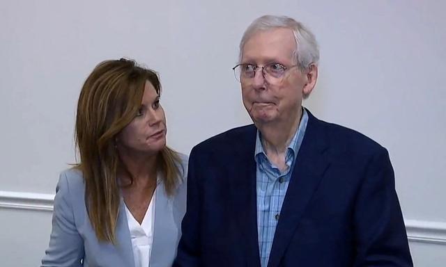 Thượng nghị sĩ hàng đầu của Đảng Cộng Hòa tại Thượng viện Hoa Kỳ Mitch McConnell dường như đứng bất động trong hơn 30 giây khi xuất hiện trước công chúng trước khi ông được đỡ đi chỗ khác, đánh dấu lần thứ hai ông bị như vậy chỉ trong vòng hơn một tháng, sau một sự kiện với Phòng Thương mại Miền bắc Kentucky ở Covington, Kentucky, hôm 30/08/2023, trong một ảnh tĩnh trích từ video. (Ảnh: Chi nhánh ABC WCPO qua Reuters)