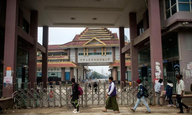 Người dân đến cửa khẩu thị trấn Muse ở tiểu bang Shan của Miến Điện để vượt biên sang Trung Quốc, vào ngày 12/01/2019. (Ảnh: Ye Aung Thu/AFP qua Getty Images)