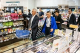 Đại sứ Hoa Kỳ tại Nhật Bản Rahm Emanuel đến thăm Chợ cá và Khu ẩm thực Hamanoeki, trong khuôn khổ chuyến thăm thành phố Soma ở tỉnh Fukushima, Nhật Bản, hôm 31/08/2023. (Ảnh: Philip Fong/AFP qua Getty Images)
