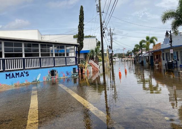 Giao lộ giữa đường Cross và đường Athens bên ngoài Đại lộ Dodecanese ở Tarpon Springs, Florida, vẫn bị ngập vào khoảng trưa ngày 30/08/2023, hơn 12 giờ sau khi Bão Idalia đi qua 125 dặm về phía tây vào đêm hôm trước. (Ảnh: John Haughey/The Epoch Times)