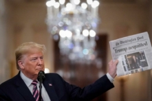 Vào ngày 06/02/2020, một ngày sau khi Thượng viện Hoa Kỳ tuyên bố trắng án về hai điều khoản đàn hặc, Tổng thống Donald Trump cầm một tờ báo The Washington Post khi ông diễn thuyết tại Phòng phía Đông (East Room) của Tòa Bạch Ốc tại thủ đô Hoa Thịnh Đốn. (Ảnh: TNS)