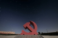 Một tác phẩm điêu khắc biểu tượng của Đảng Cộng sản Trung Quốc ở thành phố Ordos, Nội Mông, Trung Quốc, hôm 12/07/2023. (Ảnh: Lintao Zhang/Getty Images)
