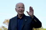 Tổng thống Joe Biden vẫy tay khi rời Thánh lễ tại Nhà thờ Công giáo St. Edmond ở Bãi biển Rehoboth, Delaware, hôm 03/09/2023. (Ảnh: Andrew Caballero-Reynolds/AFP qua Getty Images)